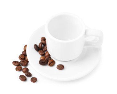 Beyaz kahve çekirdekleri, fincan ve çay tabağı.