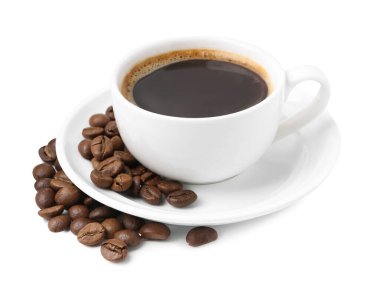 Beyaz fincanda, fasulyede ve çay tabağında Aromatik kahve.
