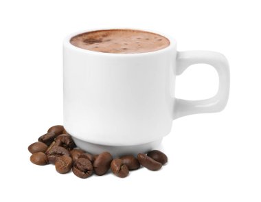 Fincanda Aromatik kahve ve beyaz üzerine izole edilmiş fasulye.