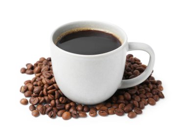 Fincanda Aromatik kahve ve beyaz üzerine izole edilmiş fasulye yığını.