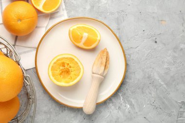 Tahta sıkacağı ve gri masada taze portakallar. Metin için boşluk