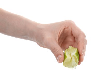 Beyaz arka planda limon sıkan kadın, yakın plan.