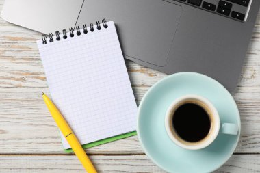 Kalem, dizüstü bilgisayar ve kahve ile beyaz ahşap masa, düz yatıyordu