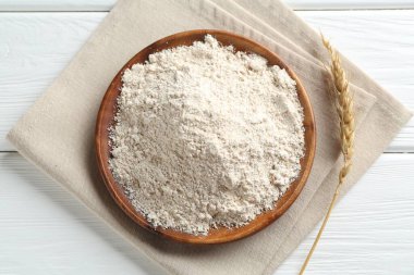 Un ve kazık beyaz ahşap masa, düz yatıyordu.