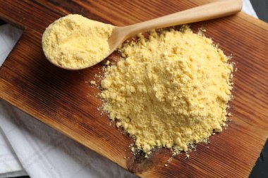 Mısır unu ve kaşık yığını masanın üstünde.