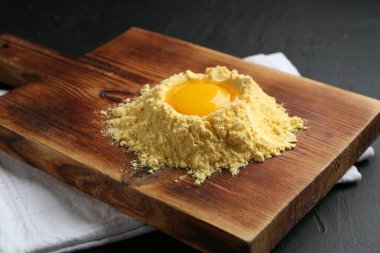 Mısır unu ve yumurta sarısı siyah desenli masada, yakın plan.