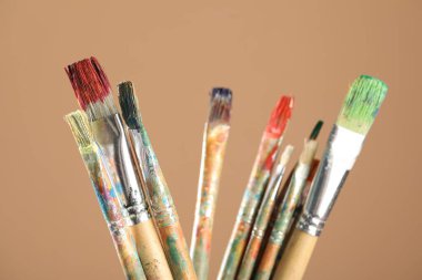 Açık kahverengi arkaplanda kirli fırçalar, yakın plan.