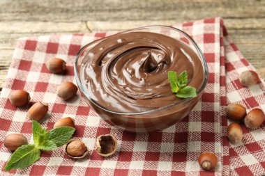 Nefis çikolata, naneli ve fındıklı ahşap masa, yakın plan.