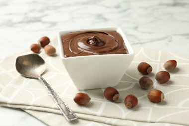 Lezzetli çikolata ve fındıklar masada, yakın plan.