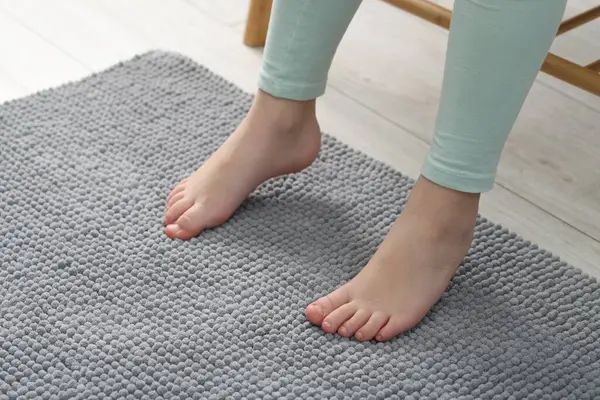 Evdeki yumuşak halıdaki kız, yakın plan. Metin için boşluk