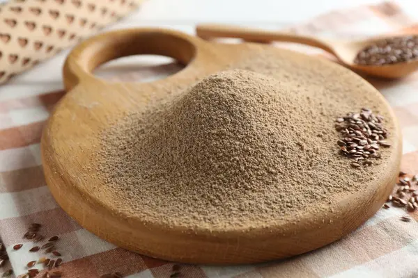 Masaya keten tohumu unu yığını, yakın plan.