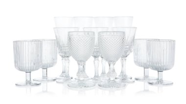 Birçok boş temiz bardak beyaz üzerine izole