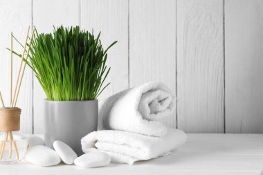 Beyaz masa üzerinde buğday çimi olan spa kompozisyonu. Metin için boşluk