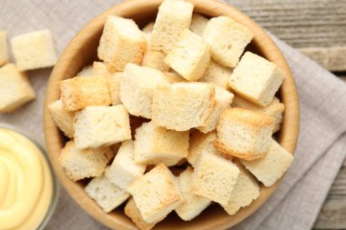 Tabakta çıtır çıtır ekmek ve ahşap masada sos.