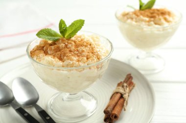 Tarçınlı ve naneli lezzetli sütlaç, yakın plan.