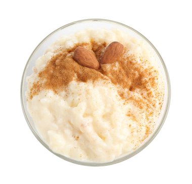 Tarçınlı leziz pirinç pudingi ve beyaz cam kasede izole edilmiş badem.