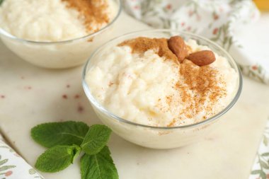 Tarçınlı sütlaç, badem ve nane şekeri, yakın plan.