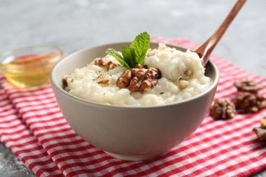 Sofrada leziz sütlaç yiyorum, yakın plan.