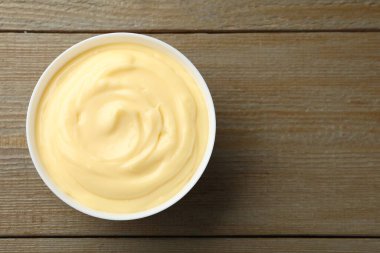 Tahta masadaki vanilyalı puding, üst manzara. Metin için boşluk