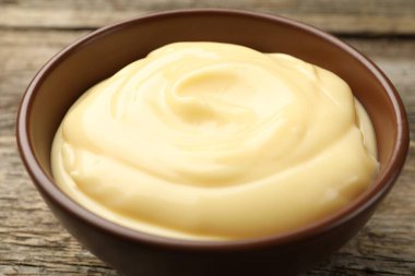 Tahta masada lezzetli vanilyalı puding, yakın plan.