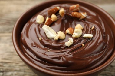 Tahta masada fındıklı çikolatalı puding, yakın plan.