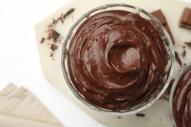 Beyaz masada nefis çikolatalı puding.