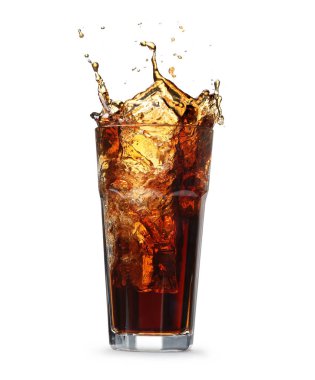 Beyazların üzerine izole edilmiş bardaktan dökülen kola.