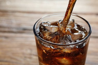 Tazeleyici kolayı bulanık arka planda cama dökmek, yakın plan. Metin için boşluk