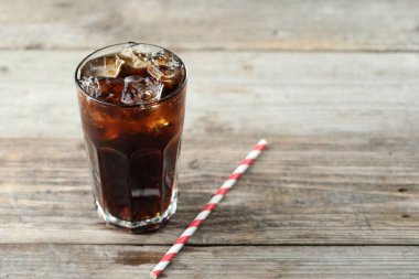 Kola, cam küplerde buz ve ahşap masada saman ile tazeleniyor. Metin için boşluk