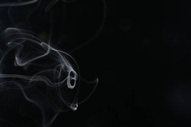 Koyu arkaplanda ışıklarda güzel duman, metin için boşluk