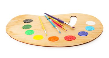 Beyaz üzerine izole boya ve fırçalar ile ahşap palet