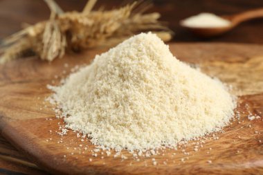 Tahta masaya un ve çivi yığını, yakın plan.