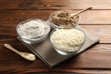 Tahta masadaki farklı tipte un.