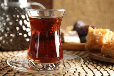 Lezzetli Türk çayı, masada şekerlerle servis edilir, yakın plan.