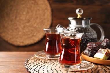 Lezzetli Türk çayı, masada şekerlerle servis edilir. Metin için boşluk