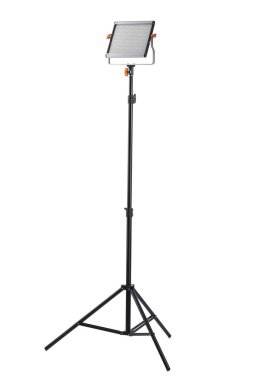 Beyaza izole edilmiş tripodu olan profesyonel ışıklandırma ekipmanları.