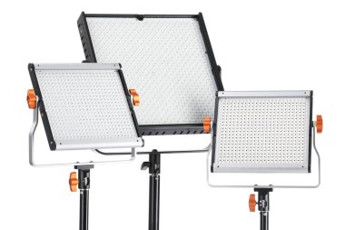 Profesyonel ışıklandırma ekipmanları beyaza izole edilmiş. Fotoğraf stüdyosu aracı