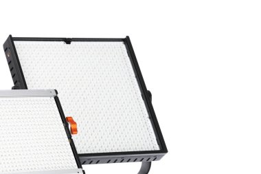 Profesyonel ışıklandırma ekipmanları beyaza izole edilmiş. Fotoğraf stüdyosu aracı