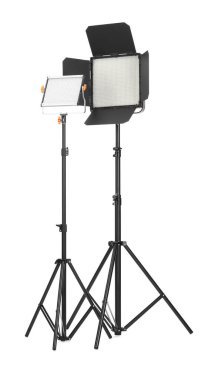 Beyaza izole edilmiş tripodlu profesyonel ışıklandırma ekipmanları.