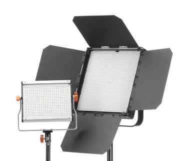 Profesyonel ışıklandırma ekipmanları beyaza izole edilmiş. Fotoğraf stüdyosu aracı