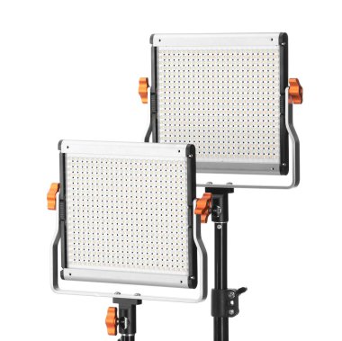 Profesyonel ışıklandırma ekipmanları beyaza izole edilmiş. Fotoğraf stüdyosu aracı