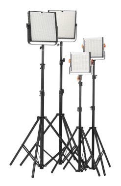 Beyaza izole edilmiş tripodlu profesyonel ışıklandırma ekipmanları.