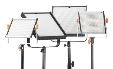 Profesyonel ışıklandırma ekipmanları beyaza izole edilmiş. Fotoğraf stüdyosu aracı