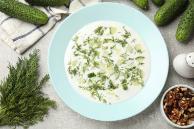 Salatalık çorbası, dereotlu ve fındıklı gri desenli masa, düz uzanmış.