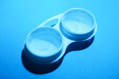 Açık mavi arkaplan üzerinde kontak lensler, yukarıda görünüm