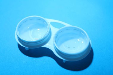 Açık mavi arkaplan üzerinde kontak lensler, yukarıda görünüm