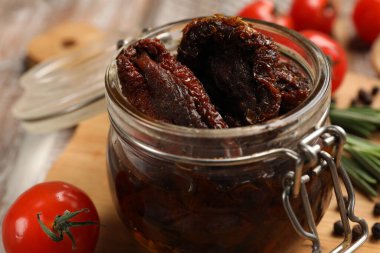 Lezzetli güneşte kurutulmuş domatesler masada, yakın plan.