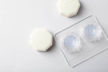 Beyaz arka planda kontak lensli çanta, düz konum. Metin için boşluk