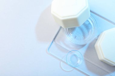 Beyaz arka planda kontak lensli çanta, üst görünüm. Metin için boşluk