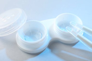 Beyaz arkaplanda kontak lensli dosya, yakın plan